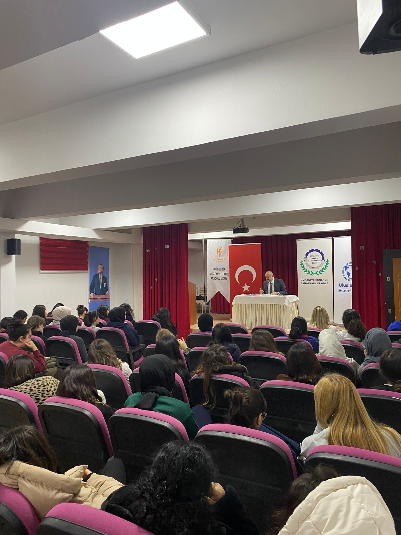 Mehmet Özdil’den Halide Edip Mesleki ve Teknik Anadolu Lisesi Öğrencilerine Gelecek Semineri